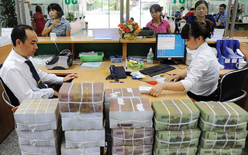 Thời gian qua nhiều ngân hàng từng bước giảm nhẹ lãi suất huy động từ 0,2 - 0,3%/năm, còn tại Vietcombank lần điều chỉnh này giảm hẳn 1%/năm.<br>