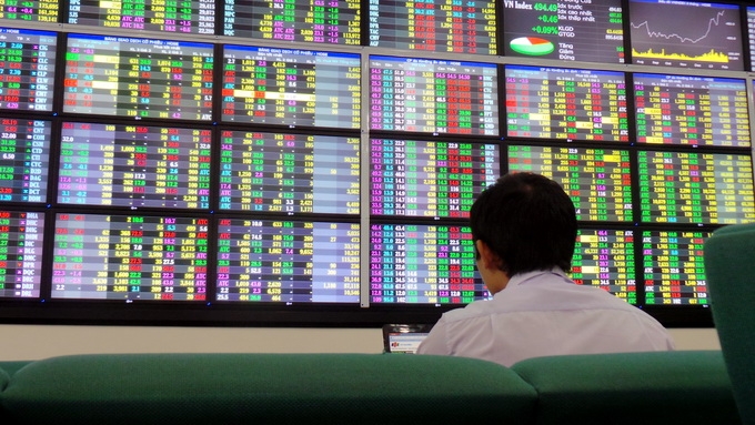 Nhà đầu tư đã có chiều hướng chốt lời tại các mã dệt may, thủy sản, khiến cho cổ phiếu giảm giá hoặc chỉ loanh quanh tham chiếu.<br>