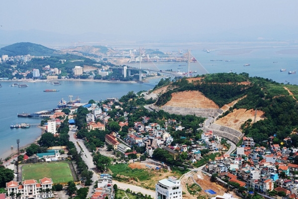 Trong năm 2015, tại Quảng Ninh có 1.340 doanh nghiệp đăng ký thành lập mới, tăng 10% so với cùng kỳ, với tổng số vốn đăng ký 9.931 tỷ đồng, tạo việc làm cho 13 nghìn lao động.