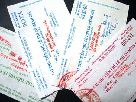 Về quản lý và sử dụng phí, lệ phí, luật quy định phí thu từ các hoạt động dịch vụ do cơ quan Nhà nước thực hiện phải nộp vào ngân sách Nhà nước, trừ trường hợp được khoán chi phí hoạt động từ nguồn thu phí thì được khấu trừ. <br>