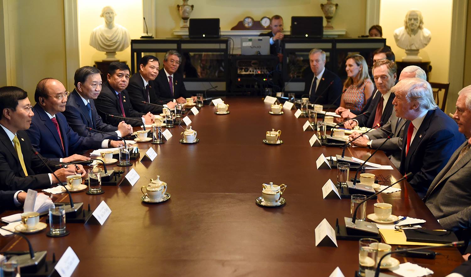 Thủ tướng Nguyễn Xuân Phúc và Tổng thống Mỹ Donald Trump trong cuộc hội đàm - Ảnh: VGP.<br>