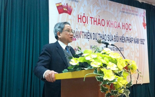 GS. Nguyễn Minh Thuyết phát biểu tại hội thảo góp ý hoàn thiện dự thảo Hiến pháp sửa đổi năm 1992.<br><strong><span style="font-weight: bold;"></span></strong>