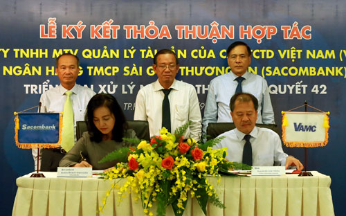 Lễ ký hợp tác giữa VAMC với Sacombank sáng nay (28/9).<br>