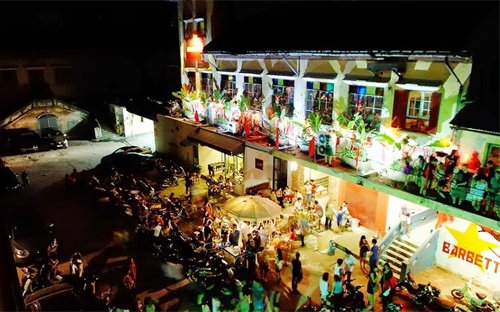 Một góc Zone 9 về đêm. Cho dù hạ tầng của Zone 9, gồm các tòa nhà cũ đã xuống cấp khá nhiều, có
 thể thấy rằng về kết cấu xây dựng chung vẫn còn khá ổn, thậm chí còn 
tốt hơn nhiều khu tập thể đang được sử dụng khác tại Hà Nội. 