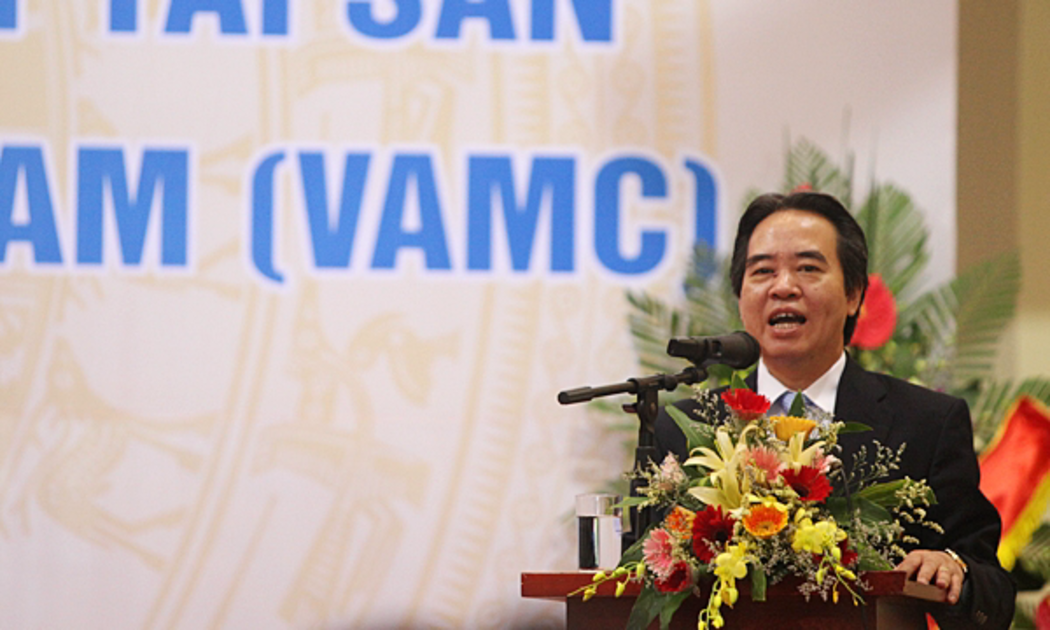 Thống đốc Nguyễn Văn Bình phát biểu tại buổi lễ ra mắt VAMC, tháng 7/2013.