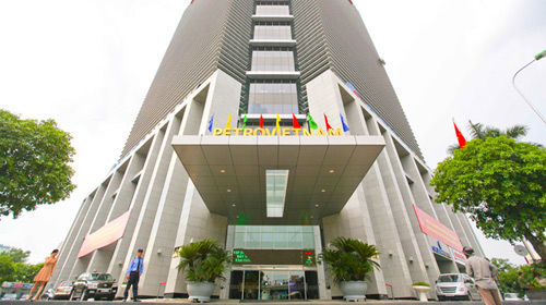 Dù đánh giá là các doanh nghiệp nhà nước, trọng tâm là các tập đoàn, 
tổng công ty vẫn có sự tăng trưởng đáng kể, song Chính phủ cũng nhận 
định hiệu quả sản xuất kinh doanh của khối này chưa tương xứng với quy 
mô vốn, tài sản của doanh nghiệp, năng suất lao động không cao.