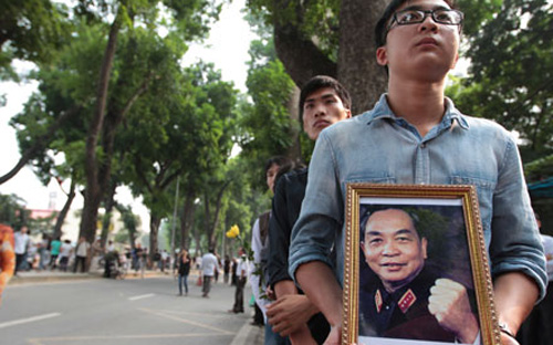 Hàng chục nghìn người dân đã đến viếng Đại tướng và chia buồn với gia 
đình ông tại 30 Hoàng Diệu, Hà Nội, chiều 6/10. Lễ viếng sẽ kéo dài đến 
ngày 11/10 - Ảnh: Lao Động.