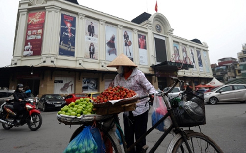 Theo báo cáo của Chính phủ, so với ước thực hiện đã báo cáo Quốc hội
 tại kỳ họp thứ 4 vào cuối năm 2012, kết quả thực hiện kế hoạch phát 
triển kinh tế - xã hội năm 2012 có thêm một chỉ tiêu hoàn thành vượt mức
 là mức giảm tỷ lệ hộ nghèo. 