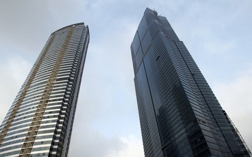 <span id="div" class="fl w100 mt10 span-detailimages relative">Phía 
trước tòa tháp Keangnam tại Hà Nội. Năm 2008, sau rất nhiều tranh luận, 
cuối cùng chủ trương cho phép tổ chức, cá nhân người Việt Nam ở nước 
ngoài và tổ chức, cá nhân người nước ngoài được mua nhà tại Việt Nam đã 
được chính thức hóa.</span>