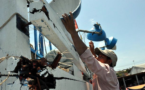 Tàu ngư dân Việt Nam bị tàu Trung Quốc đâm nứt toác - Ảnh: Tuổi Trẻ.<br>