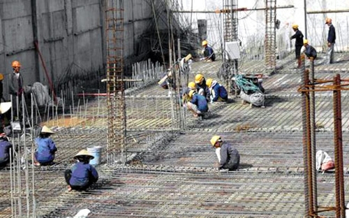 Dự thảo luật đưa ra quy định yêu cầu nhà thầu nước ngoài khi tham dự 
thầu quốc tế tại Việt Nam phải liên danh hoặc ký hợp đồng với nhà thầu 
phụ Việt Nam. 