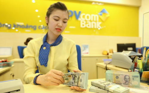 Ngân hàng Nhà nước vẫn còn dư địa để sử dụng thêm các biện pháp kỹ thuật hạn chế hành vi đầu cơ, găm giữ ngoại tệ, như đưa lãi suất tiền gửi ngoại tệ xuống dưới 0%, áp tỷ lệ dự trữ bắt buộc VND khác nhau cho các ngân hàng có mức trạng thái ngoại tệ khác nhau - Ảnh: Quang Phúc.<br>