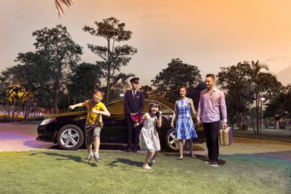 Sử dụng các dòng xe 5 chỗ sang trọng, mới 100% và đội ngũ lái xe được đào tạo bài bản, chuyên nghiệp, dịch vụ này đặt mục tiêu giúp các cư dân Vinhomes Riverside cảm thấy an tâm và thoải mái như đang di chuyển trên xe riêng của gia đình.