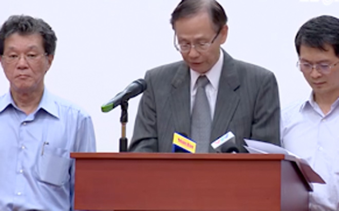 Ông Trần Nguyên Thành, Chủ tịch Formosa Hà Tĩnh (giữa), đọc lời xin lỗi nhân dân Việt Nam.