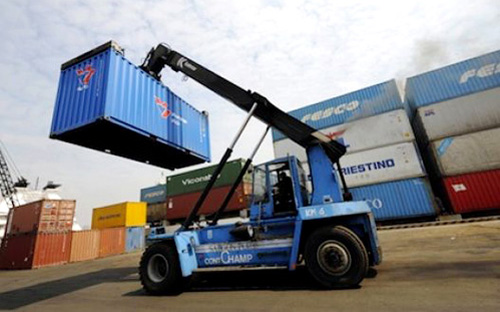 Trong một năm qua, hàng loạt các vấn đề trước mắt vẫn hết sức gay gắt 
như tồn kho, nợ xấu ngân hàng, sức cầu xã hội suy giảm…, vì vậy trong 
khi chú ý các giải pháp tái cơ cấu nền kinh tế, Chính phủ vẫn phải tập 
trung giải quyết các vấn đề ngắn hạn.