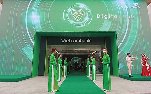 Nội tại Vietcombank, duy nhất đến thời điểm này, rủi ro lớn nhất chỉ là 
một sự cố pháp lý tại một chi nhánh ở khu vực phía Nam. Tuy nhiên, sự cố
 này xẩy ra trước đây, đã được khắc phục về mặt cơ cấu nhân sự và chủ 
động trích lập dự phòng rủi ro đầy đủ từ sớm.