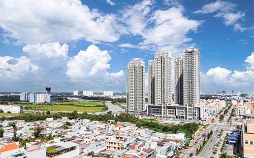 Cho vay sửa chữa nhà ở và mua nhà để ở tăng 38,4% so với cuối 
năm 2016, chiếm 52,8% tổng tín dụng tiêu dùng (cuối năm 2016 
chiếm 49,5%).