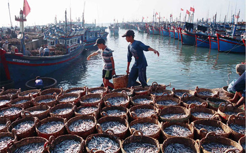 “Chiến lược biển Việt Nam đến năm 2020” đã đề ra mục tiêu phấn đấu 
để Việt Nam trở thành một quốc gia mạnh về biển, giàu lên vì biển, đồng 
thời bảo vệ vững chắc chủ quyền, quyền chủ quyền quốc gia trên biển.