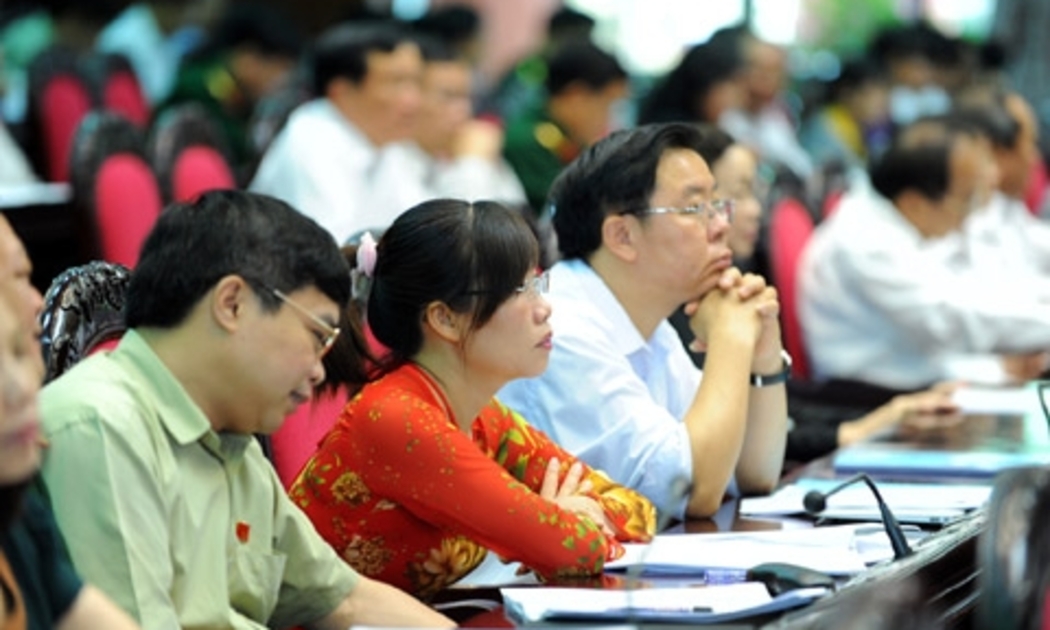 Dù có được chuẩn bị kỹ đến cỡ nào thì trước, trong và sau các phiên chất vấn của mỗi kỳ họp Quốc hội đều xuất hiện những ý kiến đánh giá nhiều chiều của không ít các vị đại diện cho dân ở cơ quan quyền lực cao nhất, ngay từ khâu chọn người cho “ghế nóng” - đăng đàn trả lời trực tiếp.