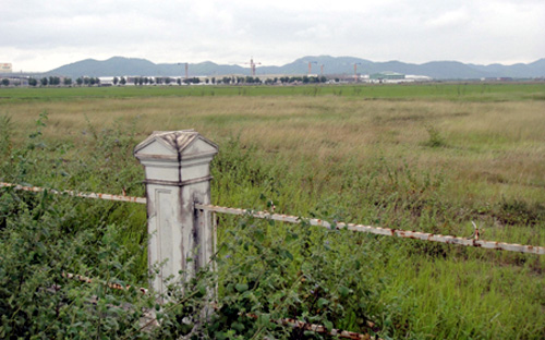 Việc chấp thuận chủ trương đầu tư xây dựng các khu kinh tế, khu đô thị 
mới, khu liên hợp nông - công nghiệp - dịch vụ (hàng nghìn ha)…, dẫn đến
 tình trạng đất đai bị khoanh bao, đầu tư hạ tầng tốn kém, dàn trải 
nhưng khả năng thu hút đầu tư thấp, Chính phủ nhìn nhận.