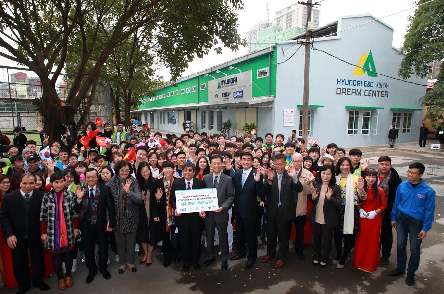 Dream Center cung cấp chương trình đào tạo cao đẳng, dạy các kỹ năng ngành xây dựng và công nghệ ôtô cho các học viên Việt Nam.