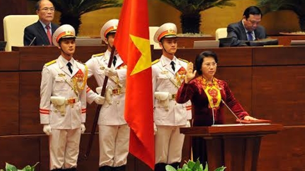 Các nhà lãnh đạo tuyên thệ đều phải đặt tay lên Hiến pháp