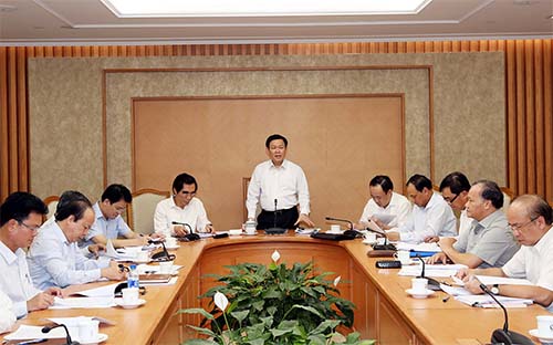Phó thủ tướng Vương Đình Huệ yêu cầu Bộ trưởng Bộ Kế hoạch và Đầu tư tổ chức kiểm điểm trách nhiệm các cá nhân, tập thể về chậm giải ngân vốn đầu tư công, tại cuộc họp ngày 4/7 vừa qua - Ảnh: Tuổi Trẻ.<br>