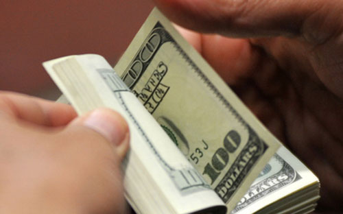 Theo Ủy ban Giám sát tài chính Quốc gia, khi 
mục tiêu kiểm soát lạm phát trở nên hiện thực hơn, thì cần thiết xem xét 
điều chỉnh tỷ giá để giảm bớt sức ép điều chỉnh tỷ giá trong trung hạn. 