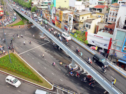 Quan hệ giữa chính sách quản lý nợ công với chính sách tài khóa và đầu tư công còn mẫu thuẫn, chồng chéo và chưa chặt chẽ, phát sinh vướng mắc trong tổ chức thực hiện - Ảnh minh họa: NLĐ.<br>