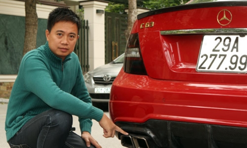 Giám đốc mê độ xe tự sự