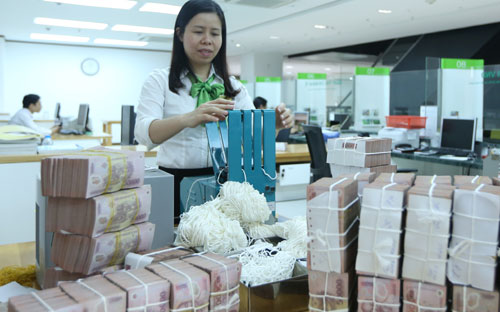  Chỉ khoảng một tuần sau kỳ nghỉ Tết, Ngân hàng Nhà nước đã đẩy mạnh thấm hút tiền về qua phát hành tìn phiếu, tổng khối lượng tín phiếu lưu hành đã tăng lên mức 28.900 tỷ đồng tính đến ngày 8/2 - Ảnh: Quang Phúc.<br>