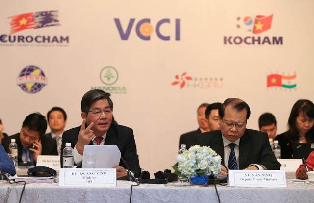 Bộ trưởng Vinh khẳng định sẽ không phải vì doanh nghiệp nội yếu kém mà kéo lùi sự phát triển của doanh nghiệp FDI - Ảnh: Đức Thanh.<br>