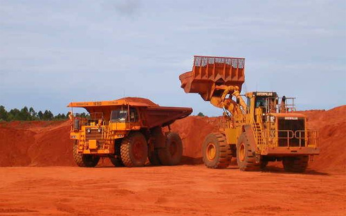 Cử tri đề nghị Quốc hội cần sớm tiến hành giám sát về các dự án bauxite, 
đánh giá lại hiệu quả tổng thể về kinh tế - xã hội của dự án; giám sát 
chặt chẽ việc tổ chức quản lý lao động người nước ngoài tại các dự án 
nhằm đảm bảo tình hình an ninh trật tự xã hội.