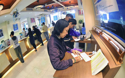 Hôm 29/11, thông cáo về phiên họp Chính phủ thường kỳ tháng 
11/2012 có nêu định hướng, “xem xét việc áp dụng trần lãi suất cho vay 
và giảm lãi suất cho vay giúp doanh nghiệp tiếp cận được nguồn vốn tín 
dụng phục vụ sản xuất kinh doanh”.