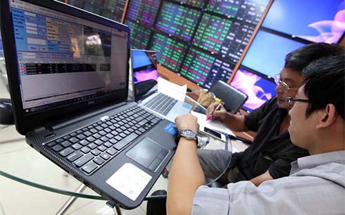 Thị trường chứng khoán từ đầu năm đến này chắc chắn đã tự điều tiết và 
tự huy động được một bộ phận nguồn lực vàng, đô trong dân cư theo lẽ tự 
nhiên của thị trường, mà không cần “nghiên cứu” hoặc có những biện pháp 
tác động trực tiếp - Nguồn ảnh: Thanh Niên.<br>