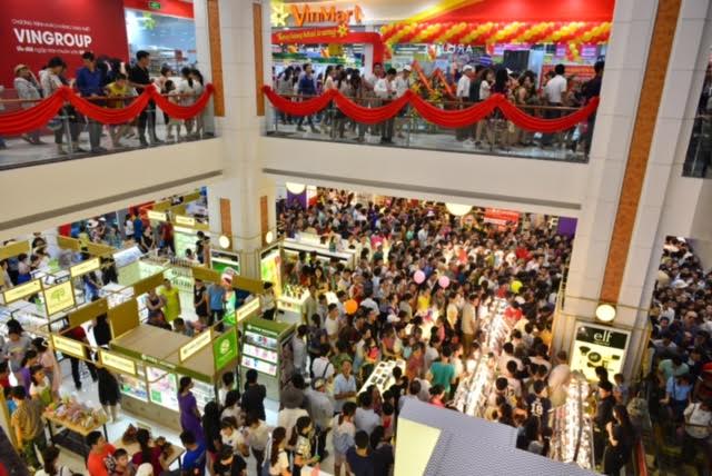 Nằm trong tổ hợp dự án trung tâm thương mại - nhà phố Vincom Shophouse, Vincom Plaza Lý Bôn được xây dựng theo tiêu chuẩn quốc tế, nằm ngay vị trí trung tâm thành phố Thái Bình, với 4 mặt quay ra 4 phố lớn, thuận lợi cho các hoạt động tham quan, mua sắm, vui chơi và giải trí. <br>