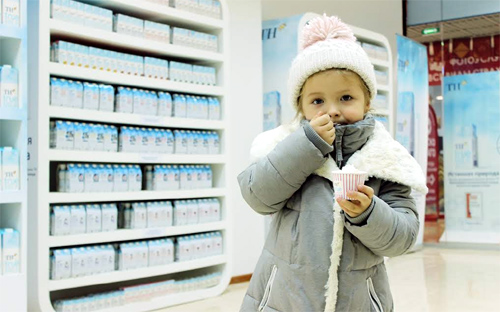 Tại cuộc hội chợ hàng Việt Nam chất lượng cao, diễn ra từ 12/11 đến 12/12 ở tổ hợp đa chức năng Hà Nội - Moscow (Incentra), gây nhiều chú ý với người tiêu dùng Nga không phải mặt hàng quần áo, vốn có lợi thế xuất khẩu lâu nay, mà chính là sữa, đồ gỗ và hàng mỹ nghệ.