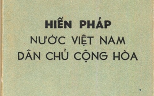Trình Quốc hội dự thảo mới nhất trình ngày 20/5, Ủy ban dự thảo sửa đổi Hiến pháp 1992 giải thích, việc giữ nguyên tên nước Cộng hòa Xã hội Chủ nghĩa Việt Nam là nhằm tiếp tục khẳng định mục tiêu, con đường xây dựng và phát triển đất nước lên chủ nghĩa xã hội, bảo đảm tính ổn định, tránh việc phải thay đổi về quốc huy, con dấu, quốc hiệu trên các văn bản giấy tờ.<br>