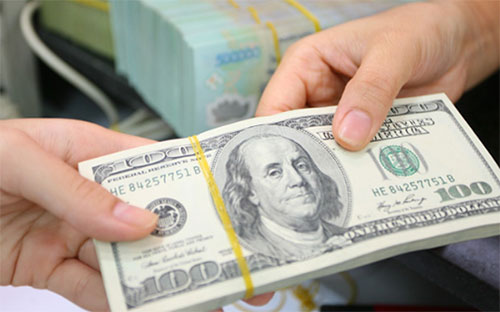 Các ngân hàng vẫn bán ra đáp ứng nhu cầu ngoại tệ trên thị trường, thay vì phòng thủ nâng cao trạng thái.<br>