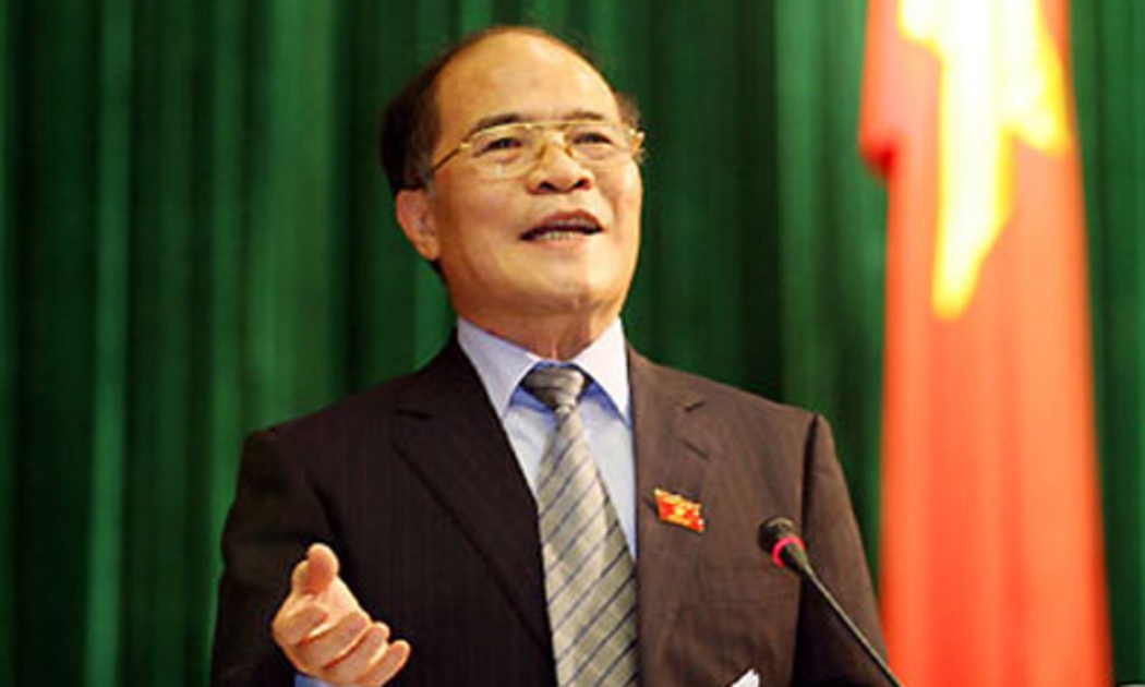 Chủ tịch Quốc hội Nguyễn Sinh Hùng đề nghị các vị đại biểu Quốc hội góp nhiều ý kiến cụ thể, thiết thực đề xuất với Ủy ban dự thảo sửa đổi Hiến pháp năm 1992.