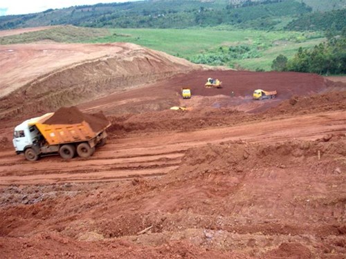 Đa số ý kiến tại cơ quan thẩm tra cũng nhất trí với Chính phủ là trong thời điểm hiện nay không điều chỉnh tăng thuế suất đối với nhôm, bauxite và niken. Nhưng cũng có ý kiến đề nghị tăng thuế suất thuế tài nguyên đối với bauxite cao hơn mức hiện hành và có lộ trình bắt đầu từ năm 2018. <br>