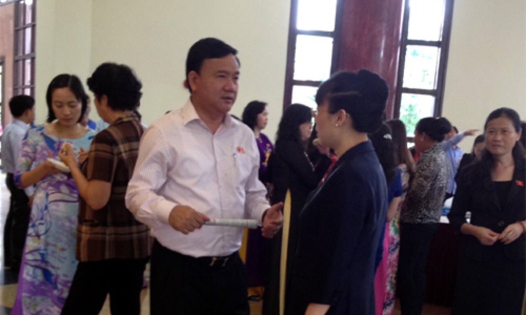 Đại biểu Quốc hội trao đổi trong giờ giải lao - Ảnh: NH.<br>