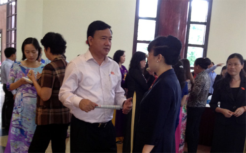 Đại biểu Quốc hội trao đổi trong giờ giải lao - Ảnh: NH.<br>