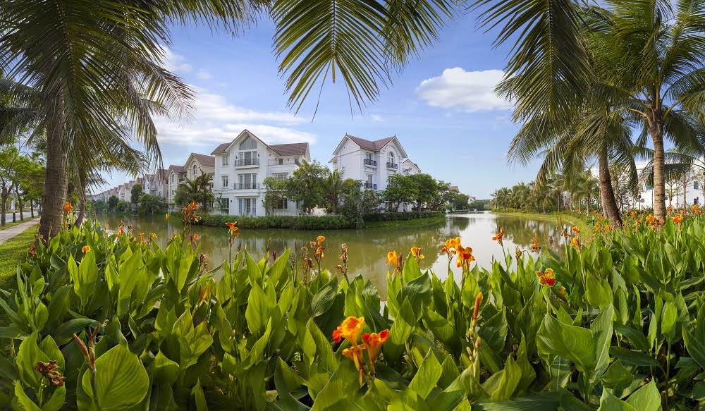 Sở dĩ nói Vinhomes Riverside như một ốc đảo xanh, vì nét đặc trưng cảnh quan nơi này là dòng kênh đào dài hơn 12,8 km lượn quanh nội khu kèm thảm thực vật đa dạng của hơn 12.000 cây xanh.