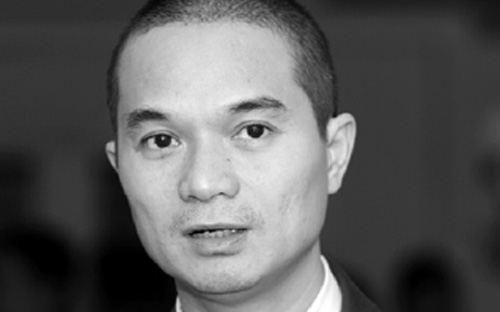 Ông Hương sinh năm 1971, có học vị thạc sĩ kinh tế, Đại học Kinh tế 
Tp.HCM. Ông công tác tại Eximbank từ năm 1993 tại phòng tín dụng cho đến
 đầu năm 2005.