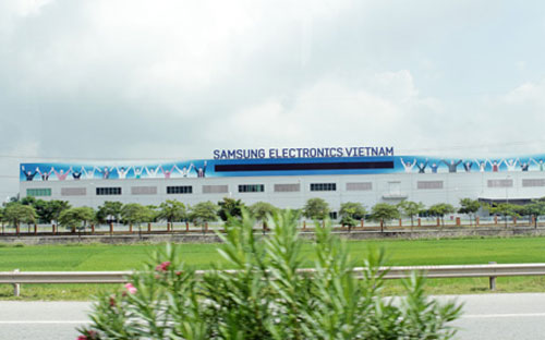 Samsung vừa nhận giấy chứng nhận đầu tư cho giai đoạn 2 với tổng lượng 
vốn đầu tư tăng thêm là 830 triệu USD, nâng tổng đầu tư tại tổ hợp của 
mình tại Bắc Ninh lên 1,5 tỷ USD.