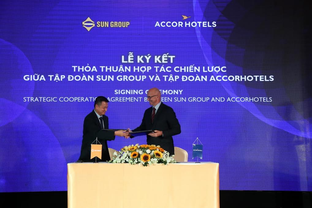 Hôm 26/10 mới đây, tập đoàn Sun Group - thương hiệu hàng đầu Việt Nam trong lĩnh vực du lịch, nghỉ dưỡng và giải trí - đã ký kết thỏa thuận hợp tác chiến lược cùng Accor Hotels - tập đoàn quản lý khách sạn hàng đầu thế giới. <br>