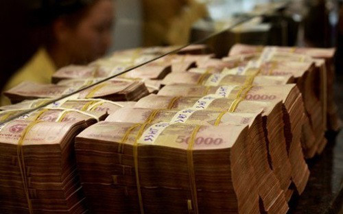 Ngân hàng Nhà nước bắt đầu đẩy mạnh hoạt động phát hành tín phiếu, hút 
bớt tiền về, dù nhịp độ vẫn “nhường” hoạt động phát hành trái phiếu 
Chính phủ.