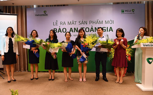 Những khách hàng đầu tiên của sản phẩm “Bảo an toàn gia”.
