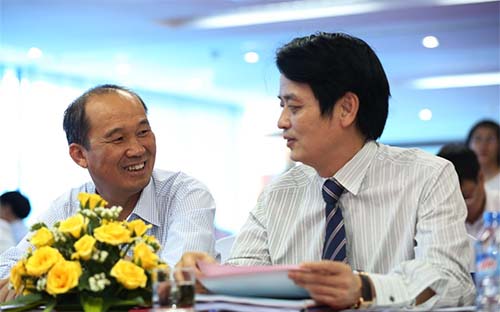 Ông Dương Công Minh (trái) và ông Nguyễn Đức Hưởng (phải), hai lãnh đạo cao cấp đã chèo lái LienVietPostBank từ những ngày đầu thành lập đến nay.<br>